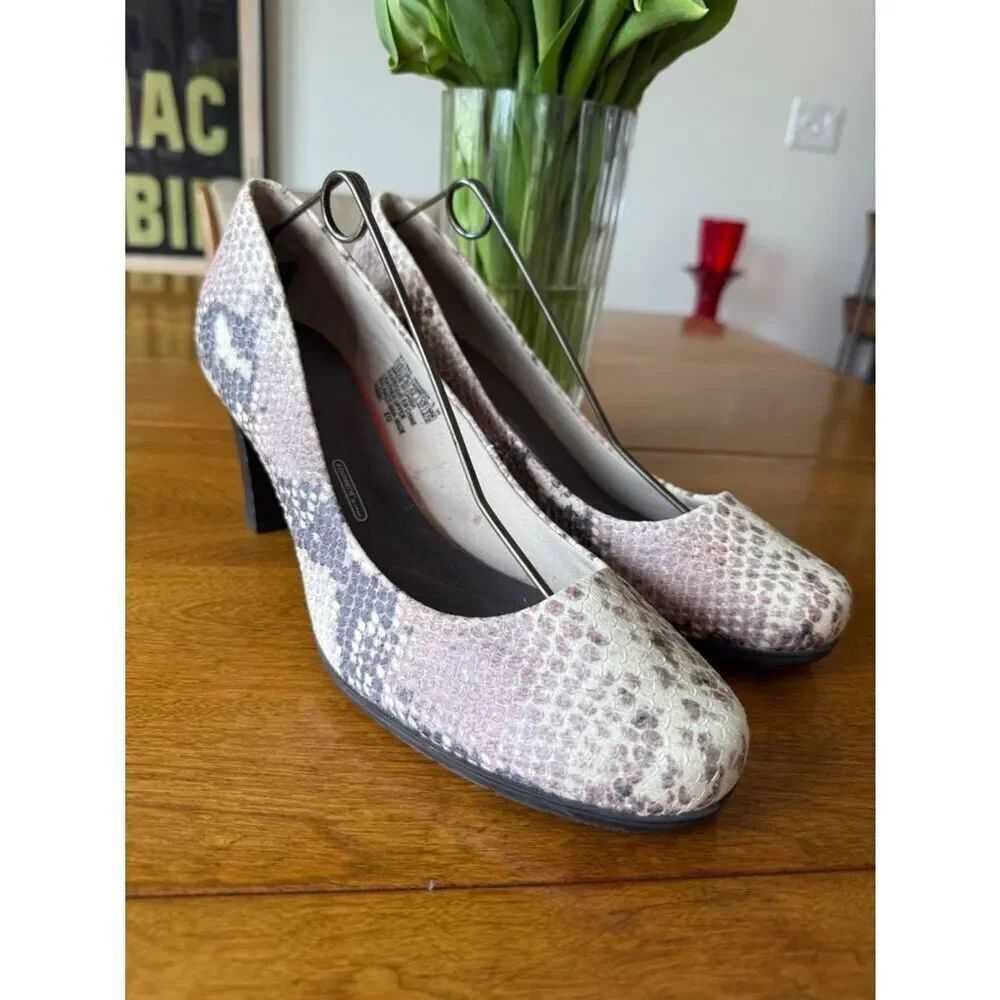 Rockport reptile printβpumps
